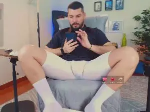 Cam4 Free Live Porn of HenryBenso
