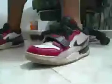 Chaturbate Live Sex Cam of srfindomfeet_