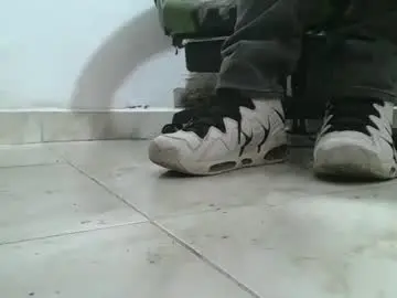Chaturbate Live Sex Cam of srfindomfeet_