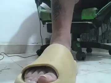 Chaturbate Live Sex Cam of srfindomfeet_