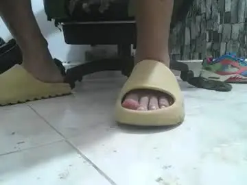 Chaturbate Live Sex Cam of srfindomfeet_