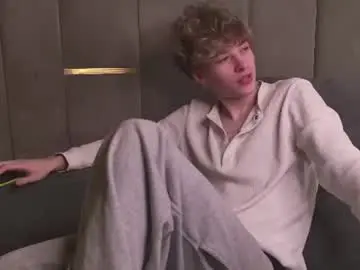 Chaturbate Live Sex Cam of curlytwinkboy