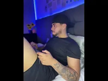 Stripchat Free Porn Cam of kryzthian_Olrox